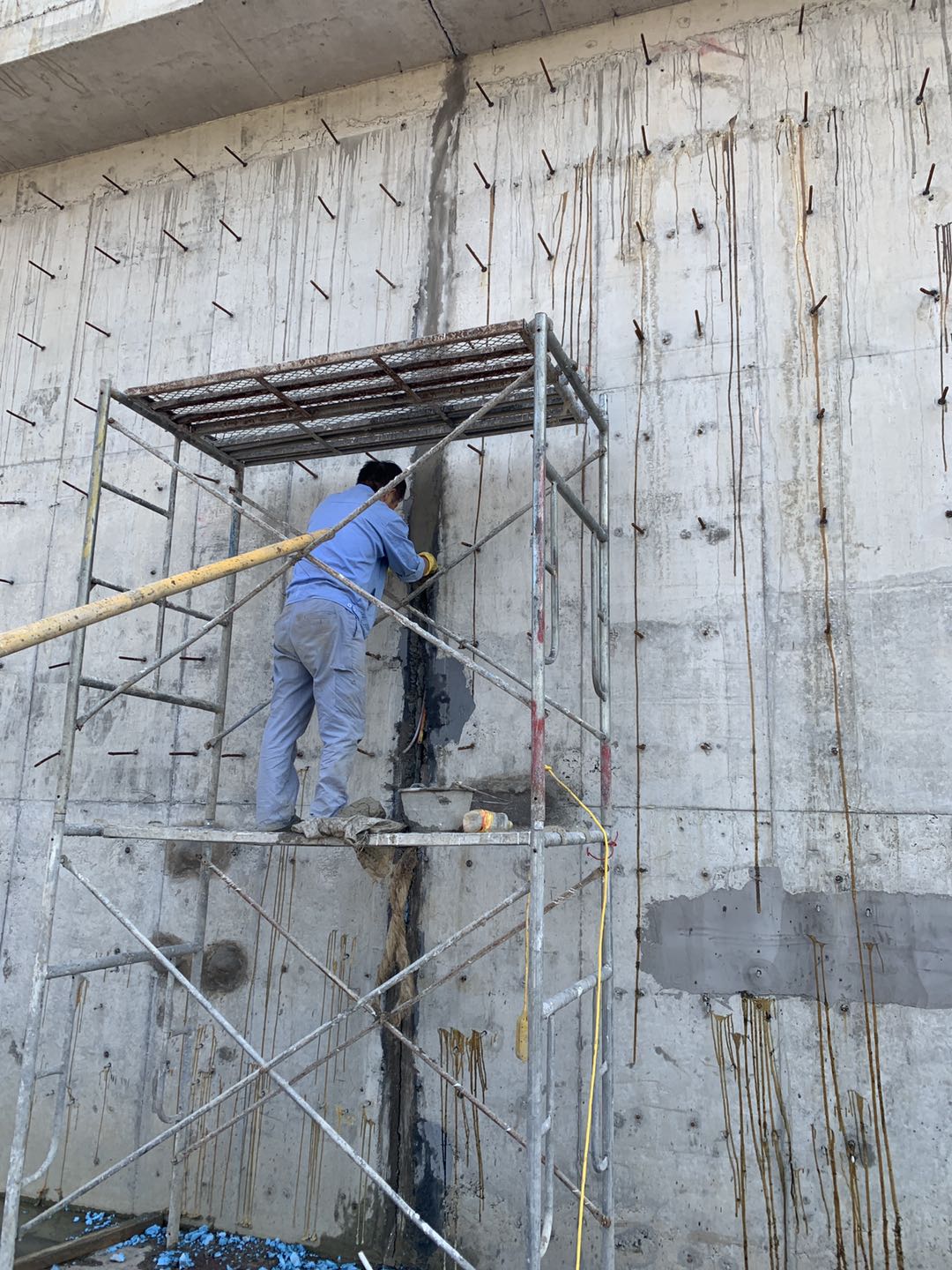 水池裂縫與沉降縫滲漏補漏施工全解析 從廢水池到建筑結構的專業防水堵漏方案